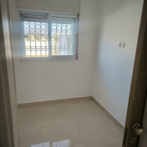חדר ריק עם חלון ורצפת קרמיקה