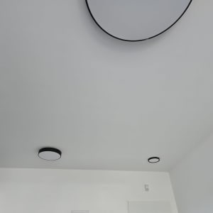 תאורה עגולה מותקנת על תקרה לבנה