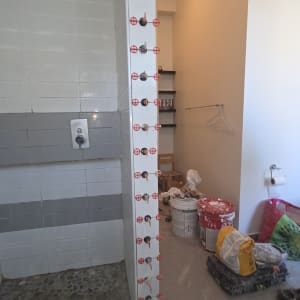 חדר אמבטיה בשיפוץ עם אריחים וכלי עבודה