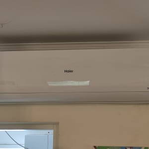 מזגן קיר לבן מותקן על קיר פנימי