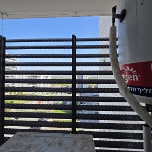 רשת למניעת כניסת יונים במרפסת