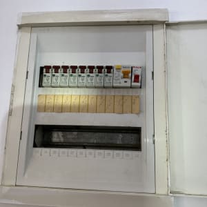 לוח חשמל עם מפסקים ומתגים