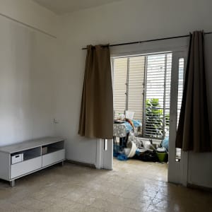 חדר ריק עם וילונות חומים וחפצים במרפסת