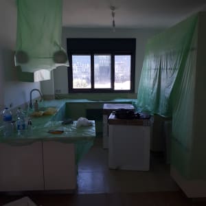 מטבח מכוסה בניילון ירוק לקראת צביעה