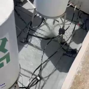 מיכלים על גג עם איטום סביבם