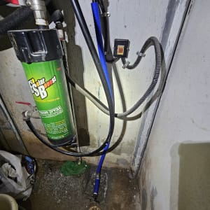 מערכת צנרת עם מסנן ירוק על קיר