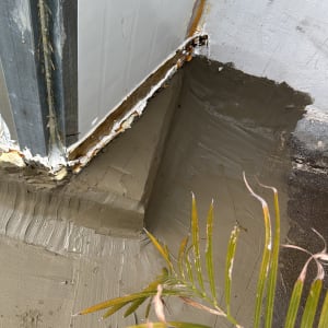 איטום פינה עם חומרי איטום ובידוד