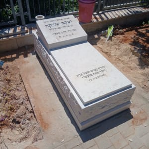 מצבה חדשה עם כיתוב בעברית בבית קברות