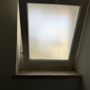 חלון זכוכית עם מסגרת כהה