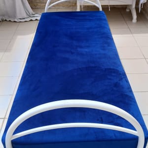 מיטה עם ריפוד כחול על מרפסת