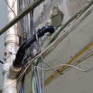 צינורות פלסטיק מחוברים לקיר עם חיבורים