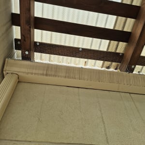 רשת למניעת כניסת יונים מתחת לגג עץ