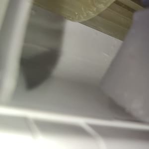 חלק פנימי של מזגן עם צינורות פלסטיק