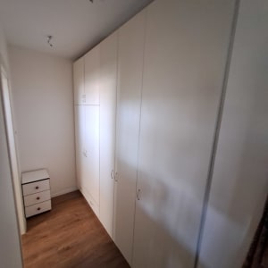 ארון בגדים לבן עם ידיות מתכת