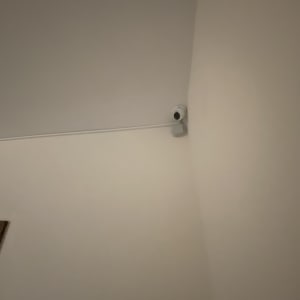 מצלמת אבטחה מותקנת בפינת תקרה