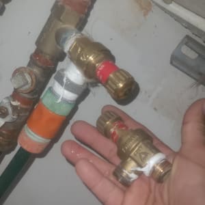 חיבורים וצינורות במערכת חימום מים