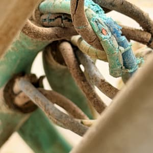 תקריב של חוטים שרופים ומותכים בתשתית חשמל