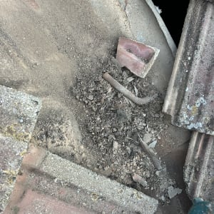 תמונה של גג עם רעפים שבורים ועפר