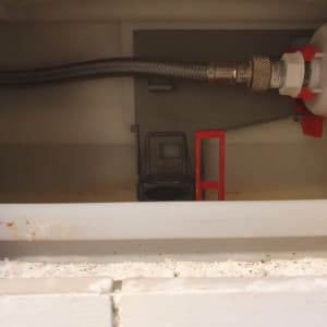 חלקים פנימיים של מיכל הדחה בשירותים