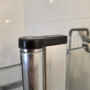 חיבור מתכת וזכוכית במקלחת