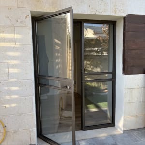 דלת אלומיניום פתוחה עם זכוכית שקופה