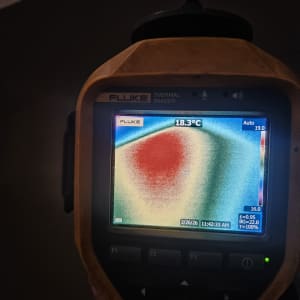 מד חום תרמי מציג תמונה צבעונית