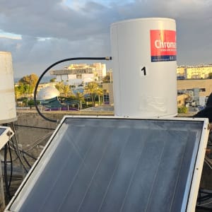 דוד שמש עם קולטים על גג בניין