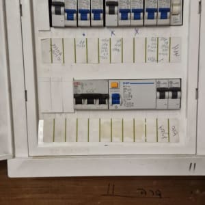 לוח חשמל עם מפסקים וכיתובים בעברית