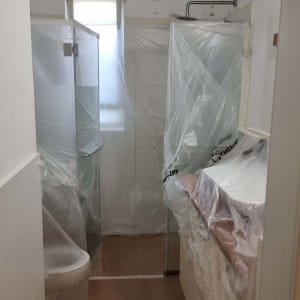 חדר אמבטיה מכוסה בניילון כהכנה לצביעה