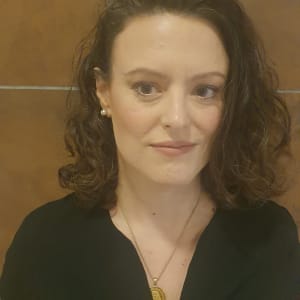 אישה עם שיער מתולתל ואיפור עדין