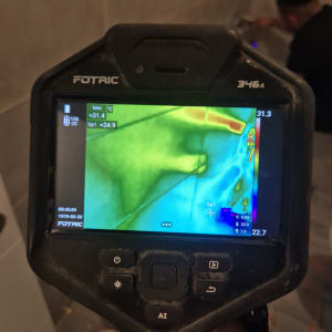 תמונה של מצלמה תרמית עם תצוגת חום, אדם ברקע