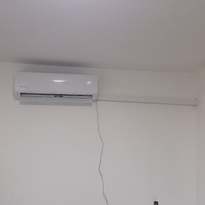 מזגן מותקן על קיר עם שלט ומתגים
