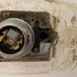 חלק פנימי של ברז עם צינור חשוף