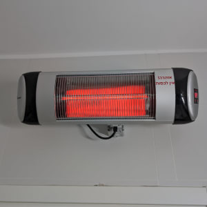 תנור חימום חשמלי מותקן על קיר עם כבל חשמל