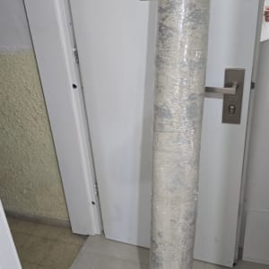 שטיח מגולגל ליד דלת כניסה