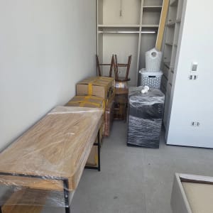 פריטי רהיטים וארגזי קרטון עטופים בניילון נצמד לקראת הובלה