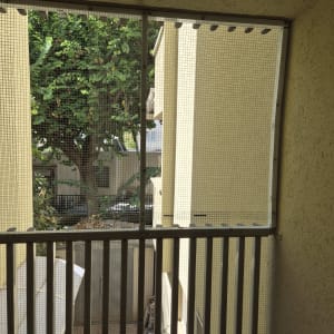 רשת למניעת כניסת יונים במרפסת