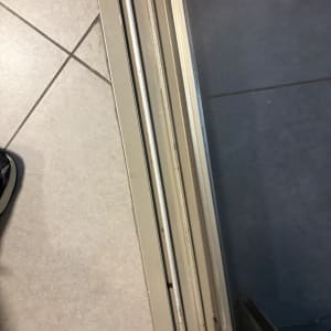 מסגרת חלון ודלת זכוכית על רצפה מרוצפת