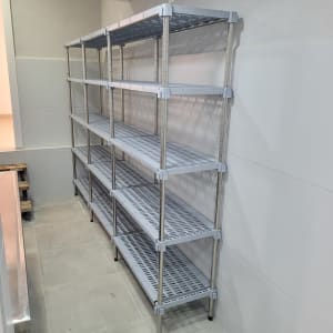 מדפי מתכת ריקים מותקנים על קיר