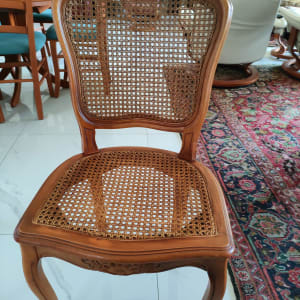 כיסא עץ עם מושב ומשענת קלועים