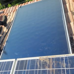 קולטי שמש על גג רעפים עם פאנלים סולאריים