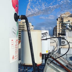 דודי שמש על גג עם מים זורמים