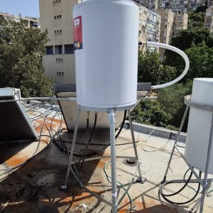 דוד שמש מותקן על גג בניין בעיר