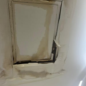 תיקון תקרה עם סימני רטיבות