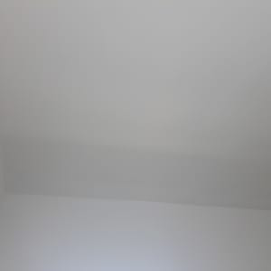 קיר ותקרה צבועים בלבן עם גימור חלק