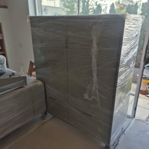 רהיטים עטופים בניילון מוכנים להובלה