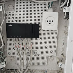 לוח תקשורת עם כבלים ומתג רשת