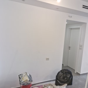 דלי צבע, מברשת וציוד צביעה על הרצפה