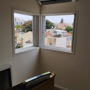 חלונות אלומיניום עם נוף עירוני ברקע