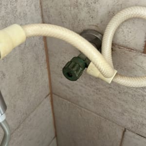 צינור מים מחובר לקיר עם ברז